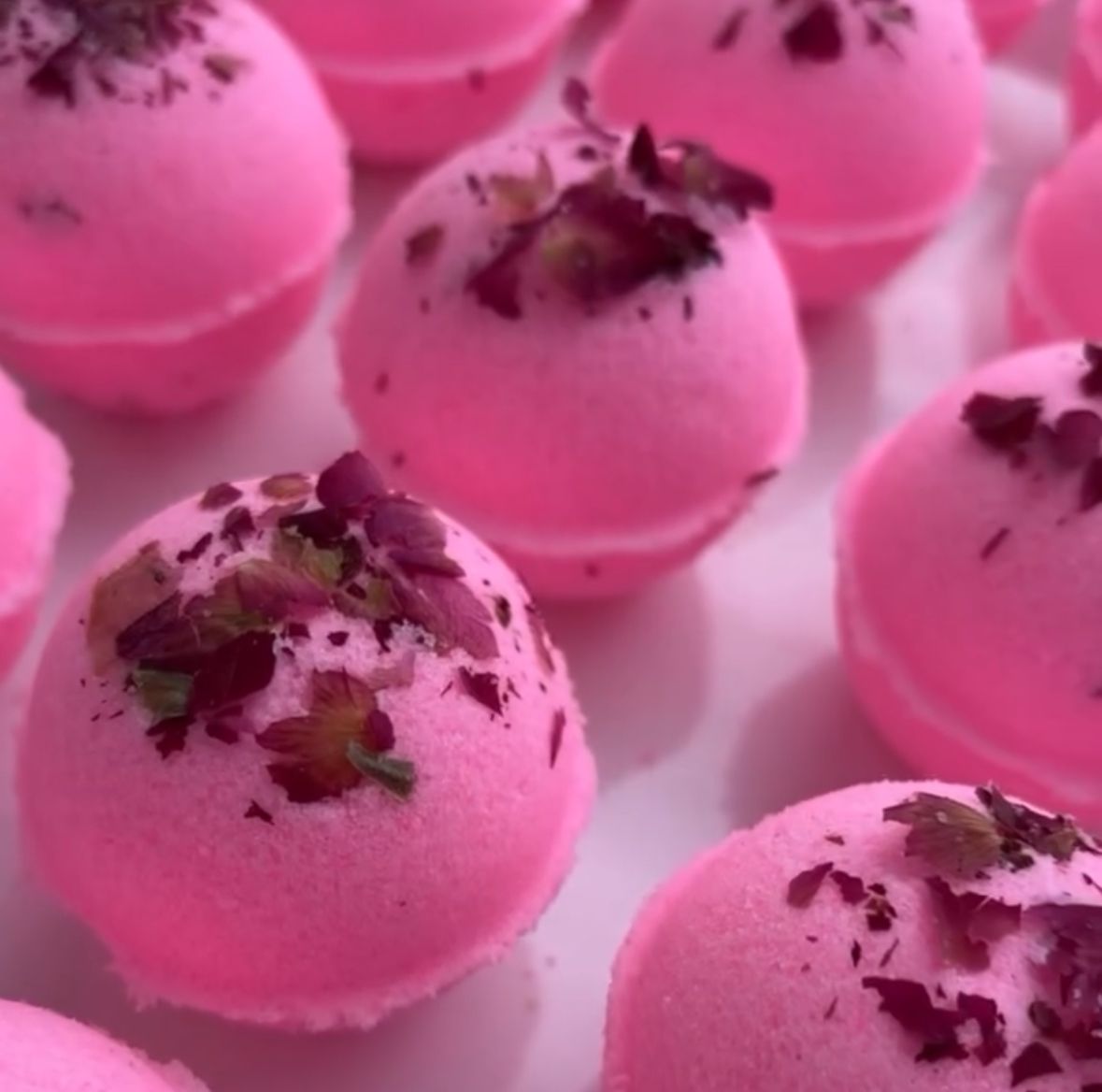 Bath Bomb Relajante – Cedrón, Higo y Rosas, 70 g
